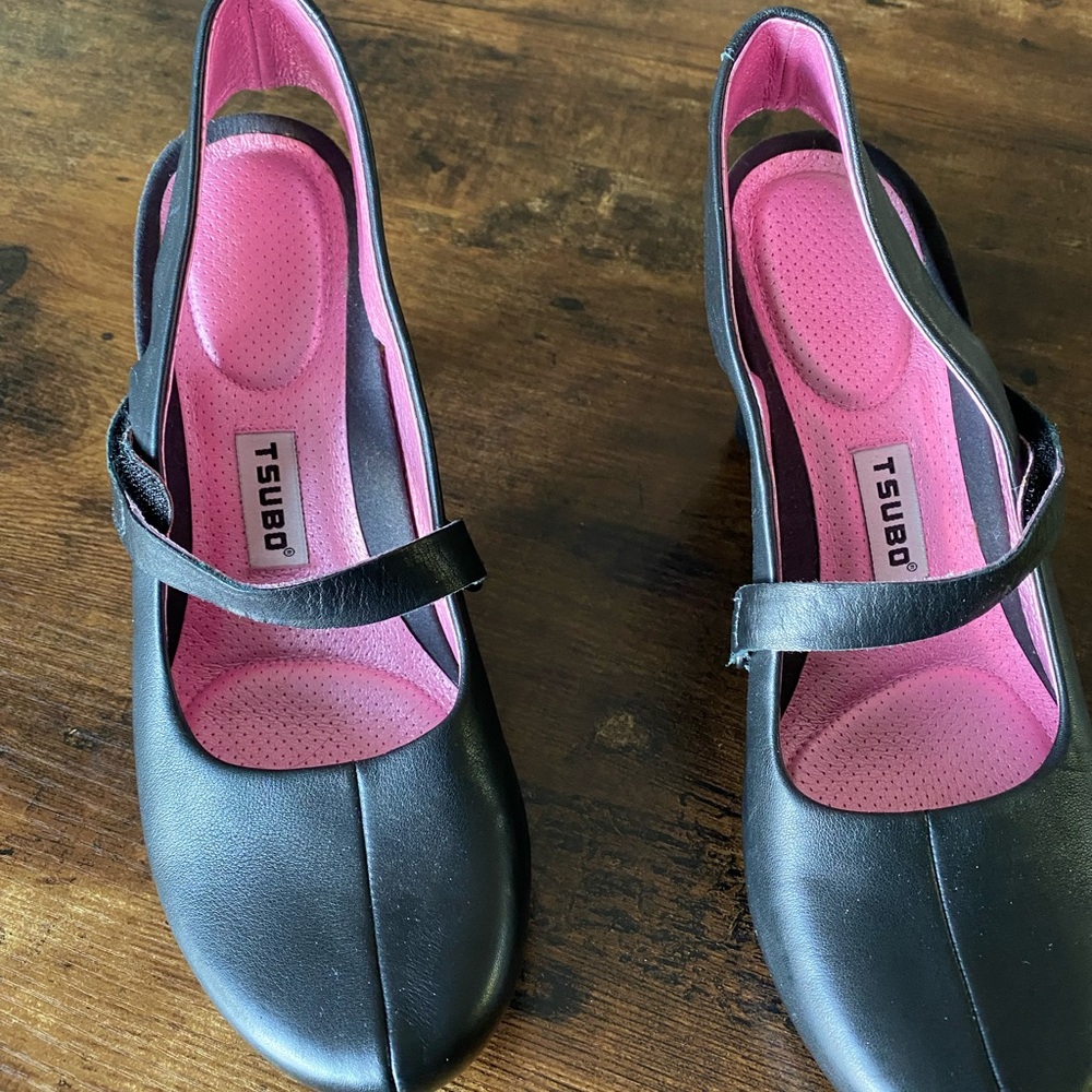Tsubo Black Leather Pumps
